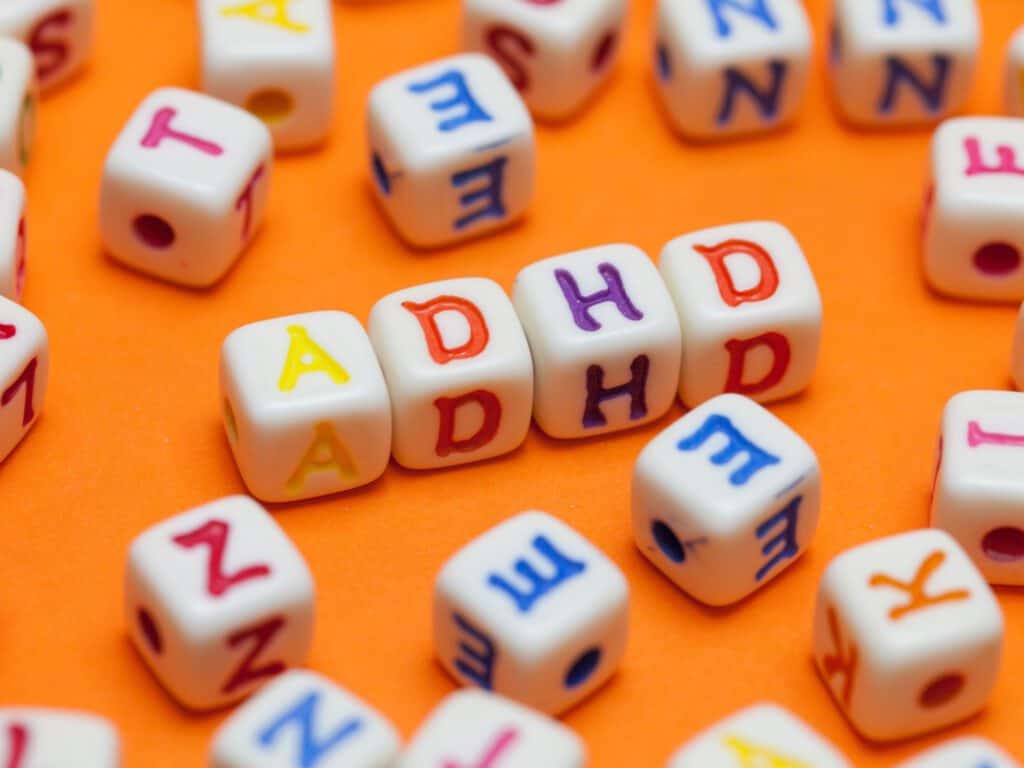 קוביות מפוזרות עם הכיתוב ADHD. ב INDEKIDS תוכלו לקבל את המענה המתאים להתמודדות עם קשיי קשב וריכוז